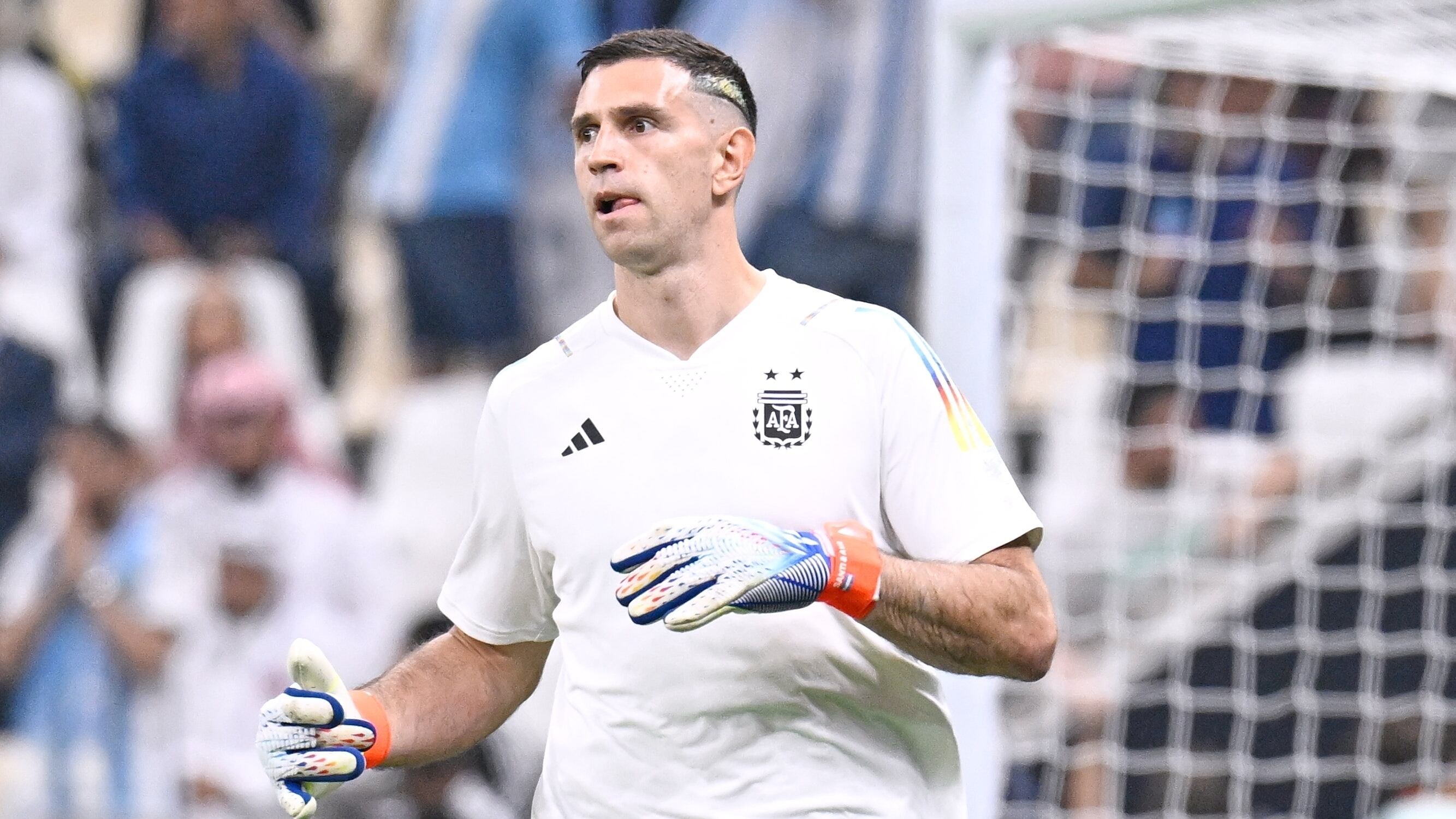 Dibu Martínez dejaría la Premier League para llegar al FC Barcelona