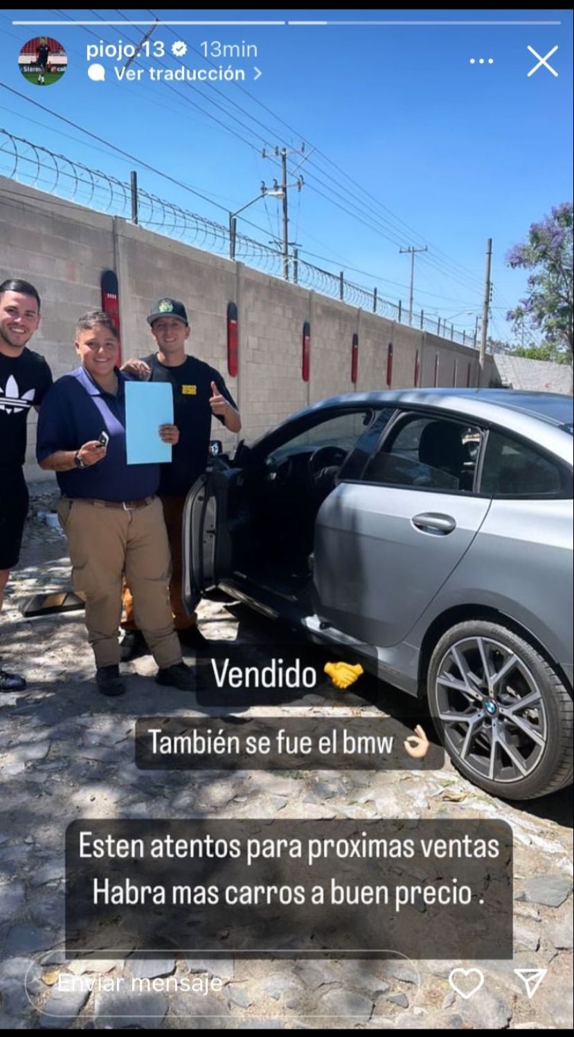 Jugadores del Club Chivas cambian el futbol por la venta de autos.