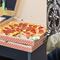 Empleado recibe ridículo aguinaldo y lo exhibe en redes; era sólo una pizza