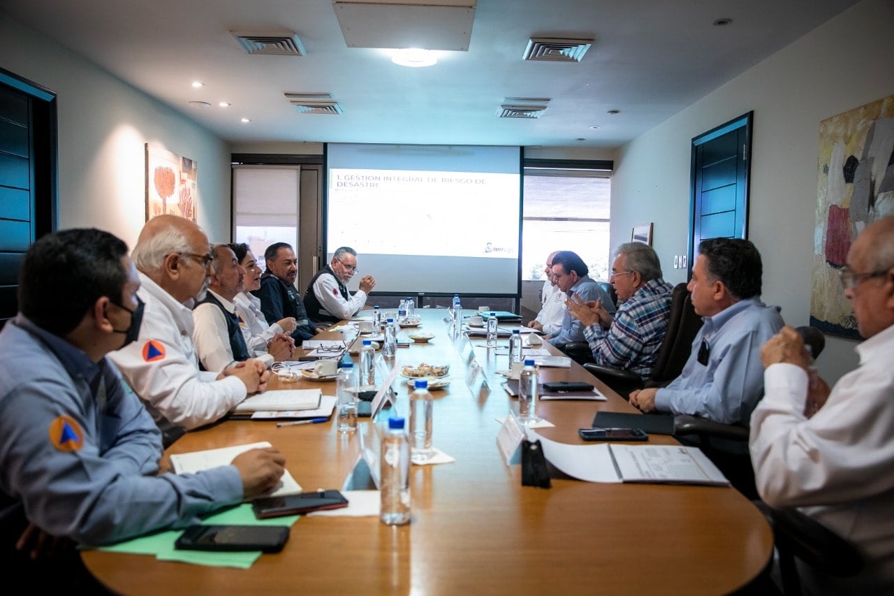 Rubén Rocha Moya en reunión con autoridades de Protección Civil