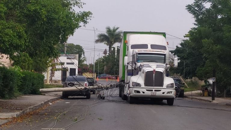 Un tráiler dejó sin luz a vecinos de Mérida