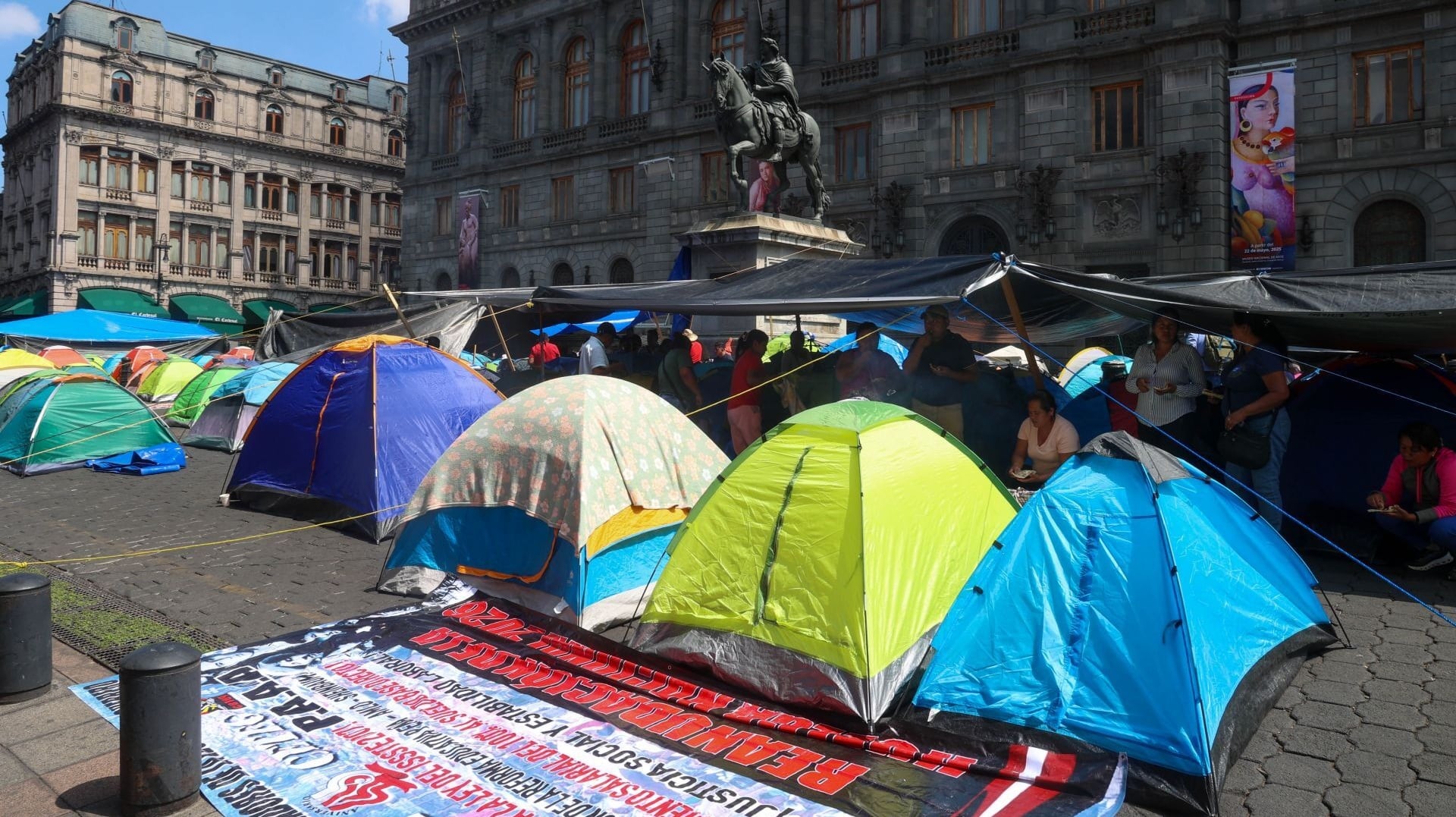 Plantón de la CNTE se extiende a Bolívar y Madero en el Centro Histórico