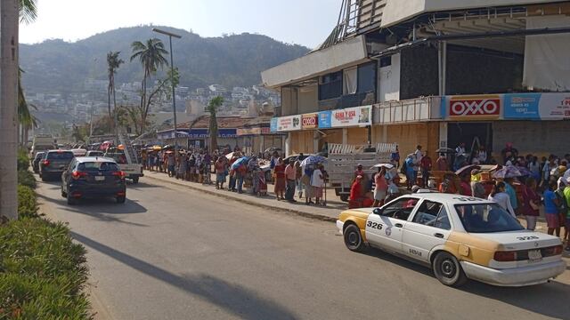 Filas de pobladores esperando despensas fuera de La Marina