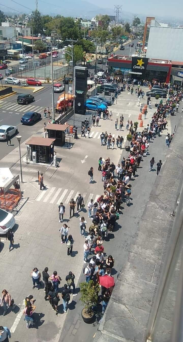 Fila para entrar a Sambuca Copilco