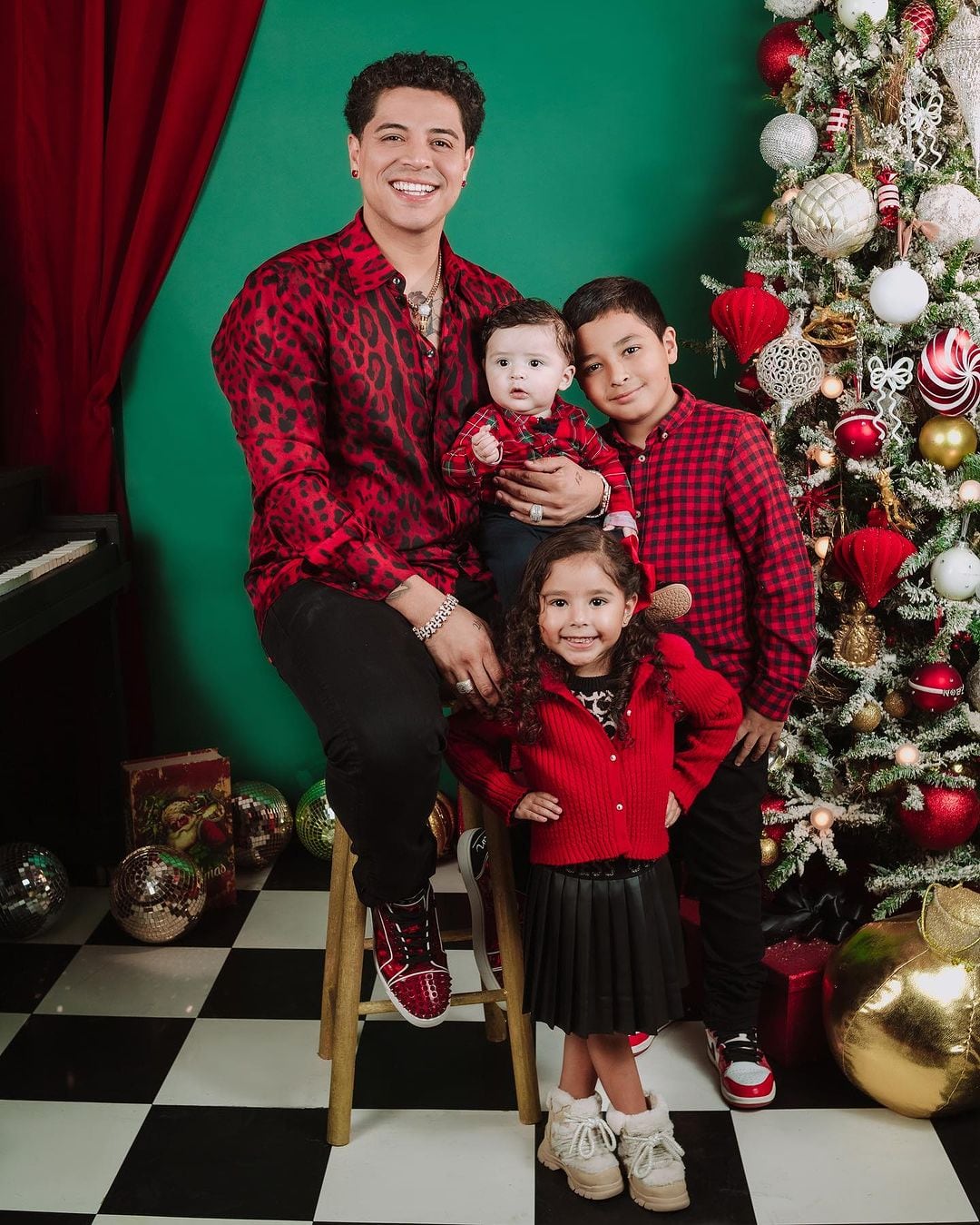 Eduin Caz en foto con sus hijos junto a Daisy Anahy.