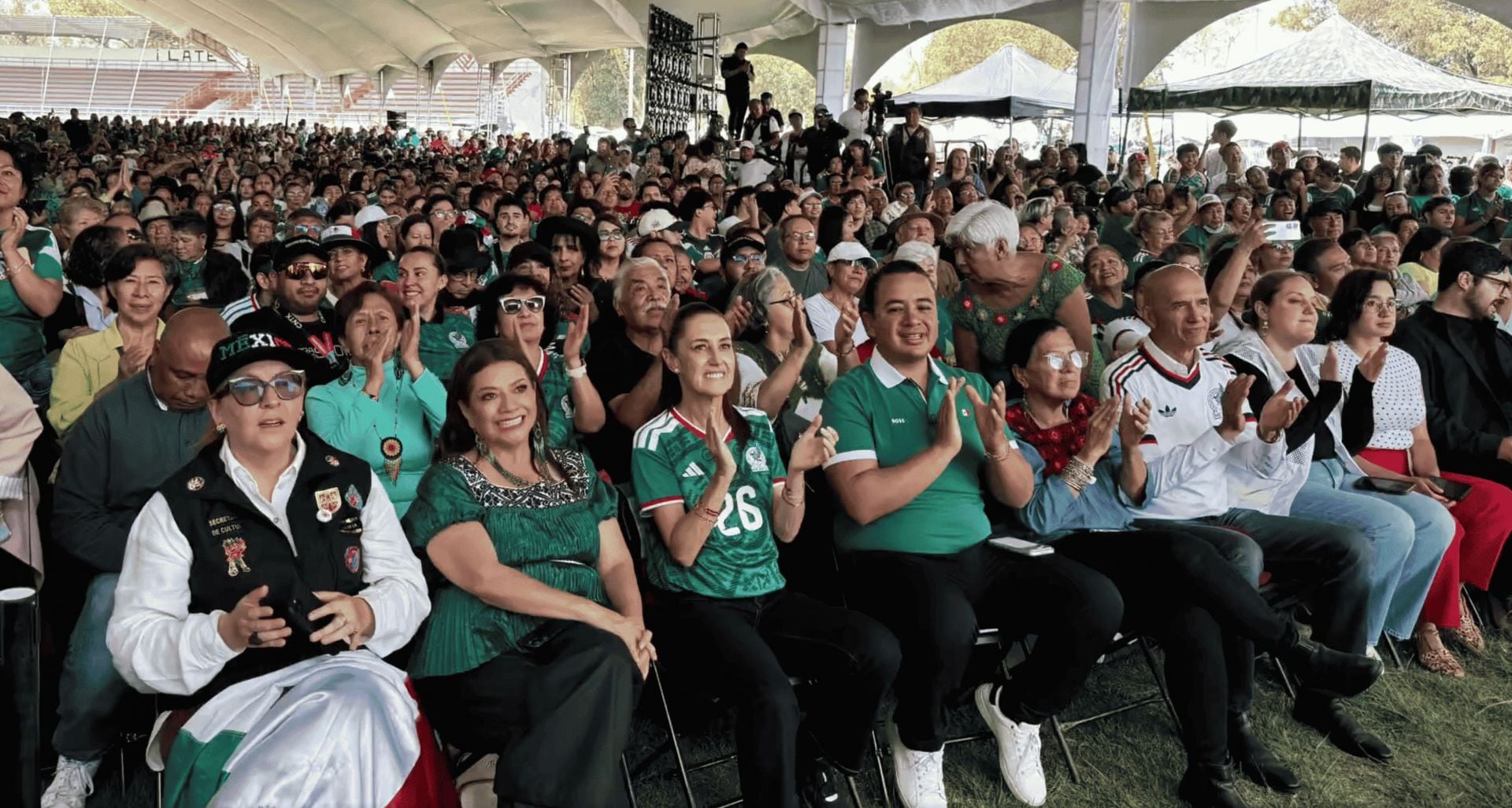 Claudia Sheinbaum luciendo su jersey de la Selección Mexicana durante la inauguración del Mundial 2026