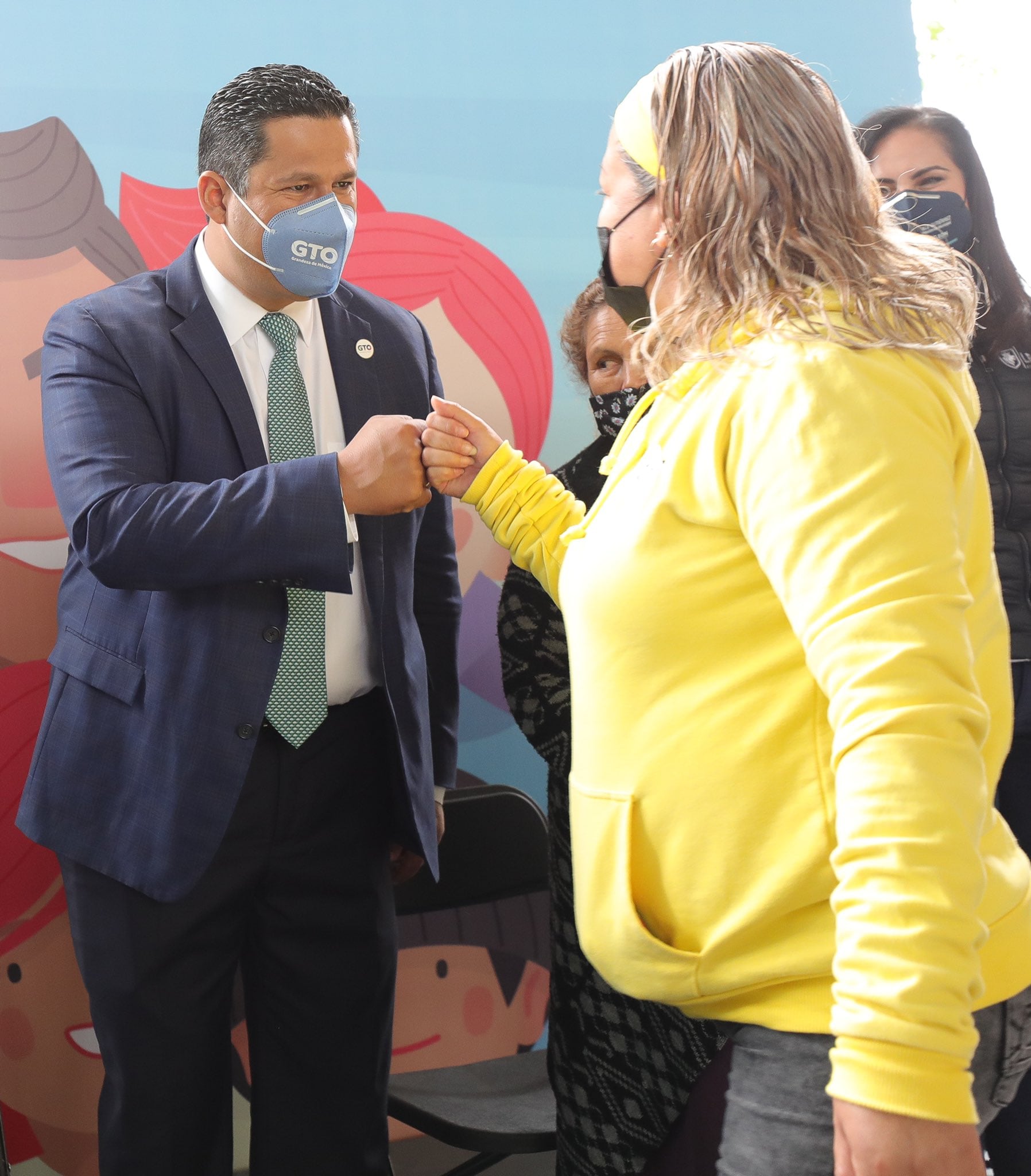 Diego Sinhue Rodríguez Vallejo en la entrega de escrituras