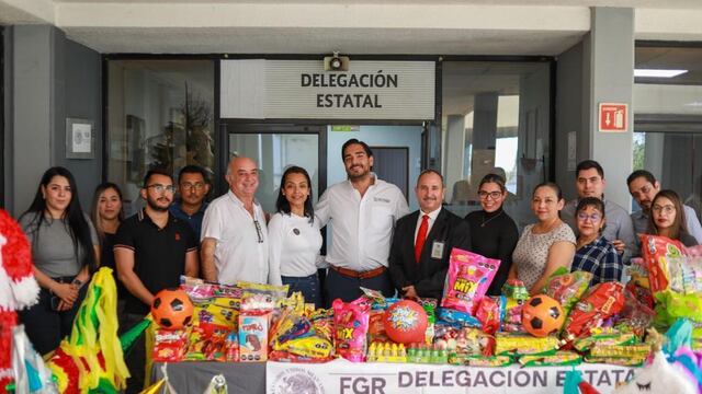 Ernesto Cuitláhuac Vázquez Reyna (corbata roja) en 2022