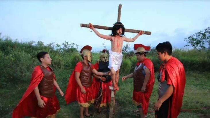 Un niño representa a Jesucristo en el Viacrucis de Tabasco; pide que terminen los feminicidios