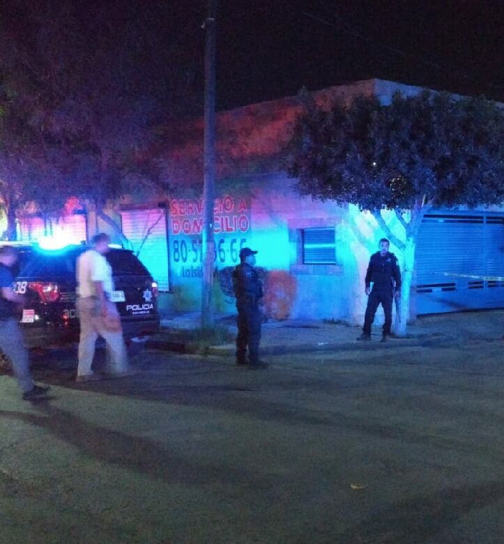 Las víctimas se encontraban en la banqueta de su casa cuando sucedió el ataque. Buscaron refugio inútilmente en el interior de su domicilio.