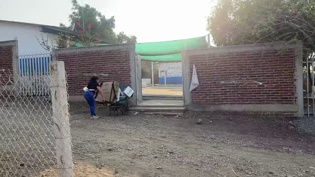 VIDEO: Funcionaria de casilla hasta se persigna y llega con material electoral en carretilla antes de arrancar las elecciones México 2024