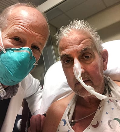 David Bennett a la derecha, recibió un corazón de cerdo