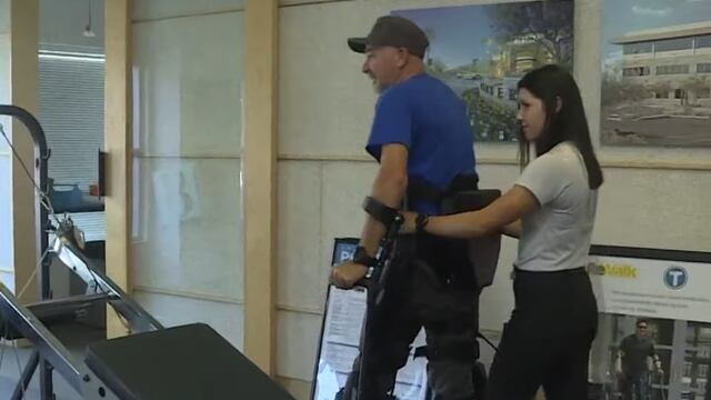 Veterano de guerra caminando exoesqueleto robótico tras quedar paralítico