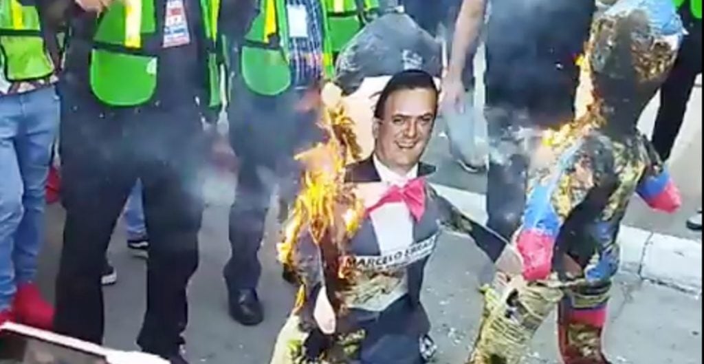 Queman piñatas de Marcelo Ebrard y Antony Blinken