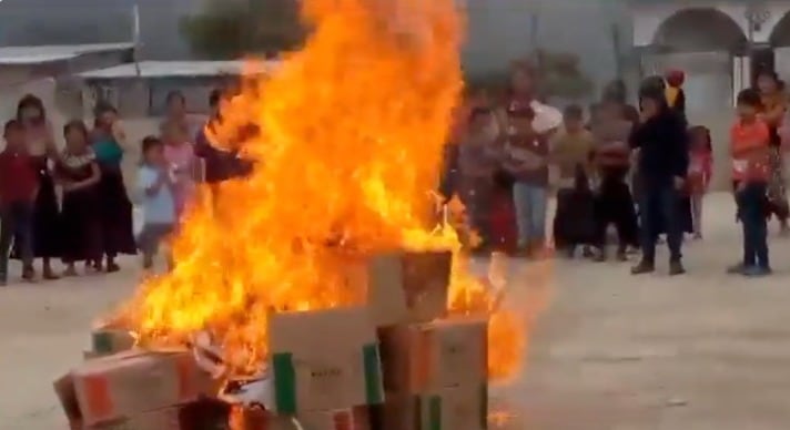 VIDEO: Vuelven a quemar libros de la SEP en Chiapas