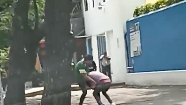 Pelea entre taxistas.