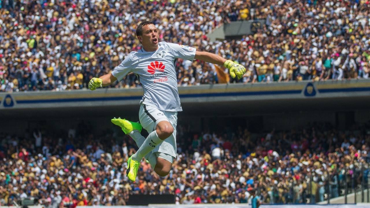Marchesín festejando gol a Pumas en CU.
