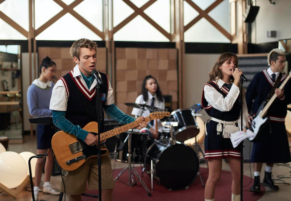 Rebelde Season 1. (L to R) Andrea Chaparro as MJ, Franco Masini as Luka Colucci, Selene as Andi Agosti, Azul Guaita as Jana Cohen Fernandez, Jeronimo Cantillo as Dixon Avalos in Rebelde Season 1. Cr. Mayra Ortiz/Netflix © 2021