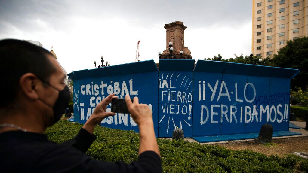 Intervienen con pintas sede de estatua de Cristóbal Colón en Paseo de la Reforma
