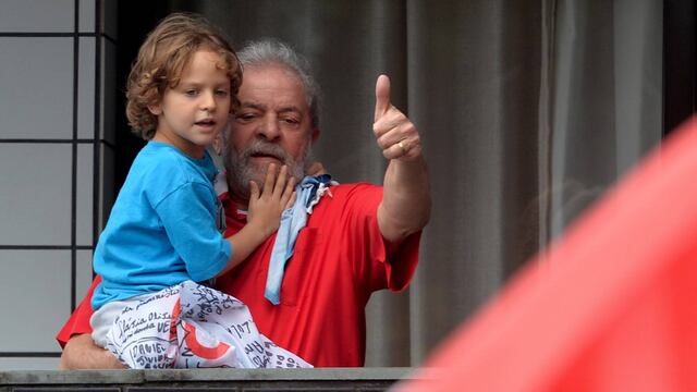 El expresidente Lula da Silva, con su nieto Pedro, en una manifestación a su favor en Sao Paulo.