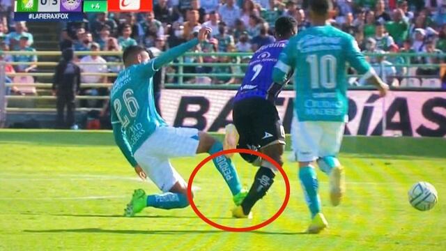 Brutal entrada de cárcel en el Club León vs Mazatlán FC.