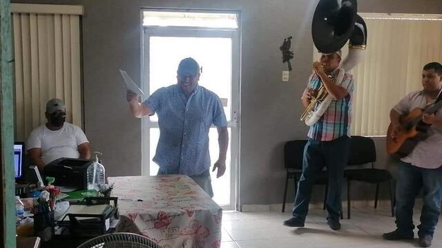 Celebra divorcio al ritmo de banda