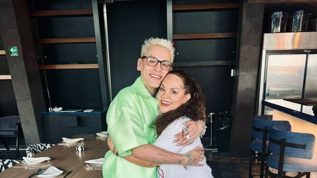 Tatiana le canta Las Mañanitas a la mamá de Kunno por su cumpelaños