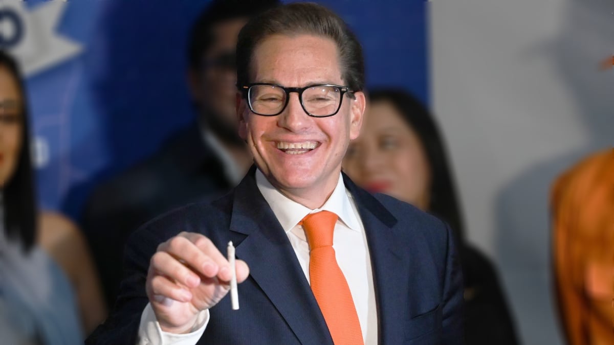 Salomón Chertorivski explica por qué sacó un porro de marihuana en el tercer debate CDMX