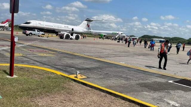 Explota turbina de avión de Viva Aerobús en Tabasco