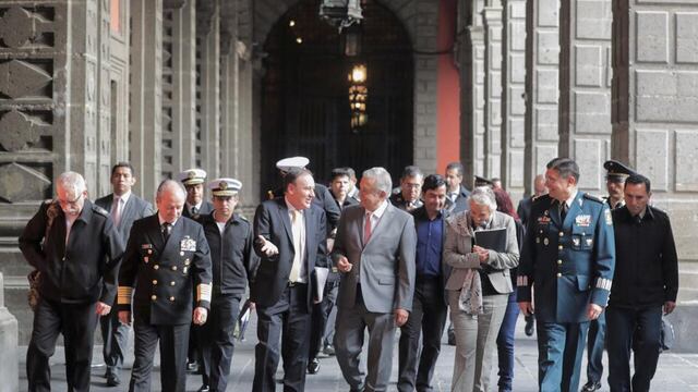El presidente de la República camina en Palacio Nacional con varios miembros de su Gabinete de Seguridad