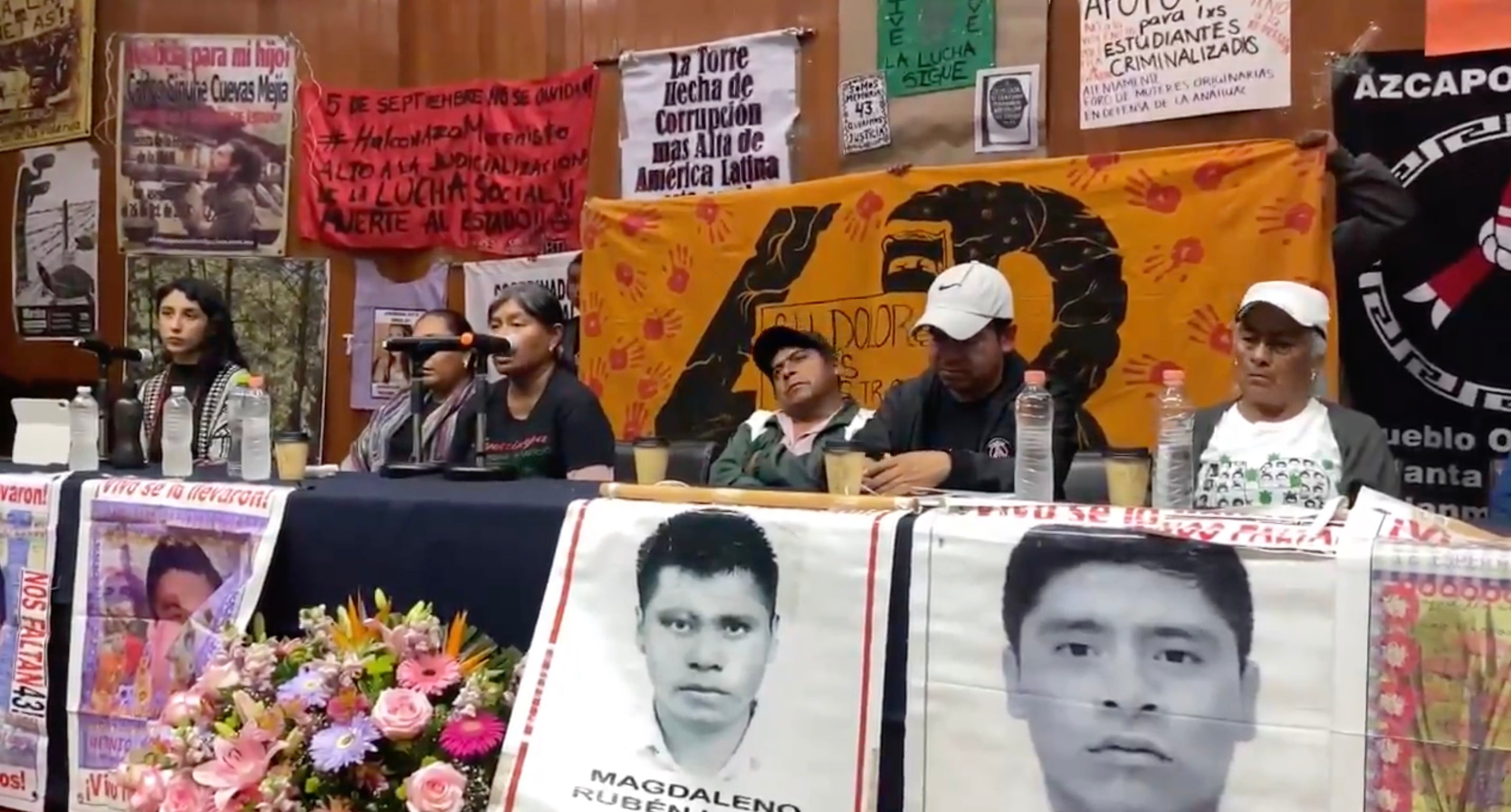 Padres de normalistas de Ayotzinapa dan mensaje previo a la marcha