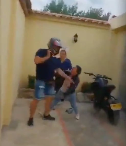 Mujer descubre a su esposo infiel con la amante y no pudo evitar su reacción ante la traición.