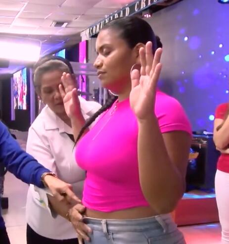 Pastor hace "adelgazar" a mujer