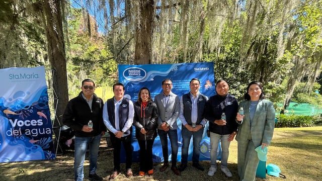 Autoridades de Nestlé y la presidenta municipal Rosiceli Díaz Hernández en la Planta Santa María de Nestlé