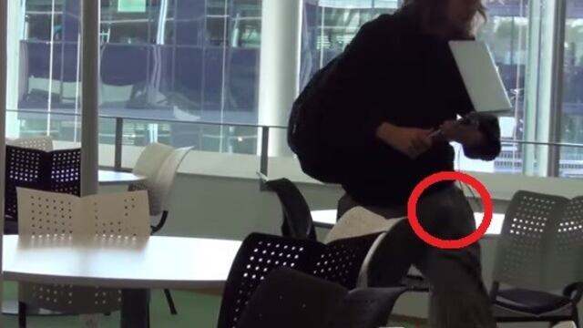 Bromista con "mega erección" tras ver "porno gay" en público