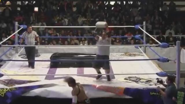 “Ángel o Demonio” previo a agredir al “El cuervo de Puerto Rico”