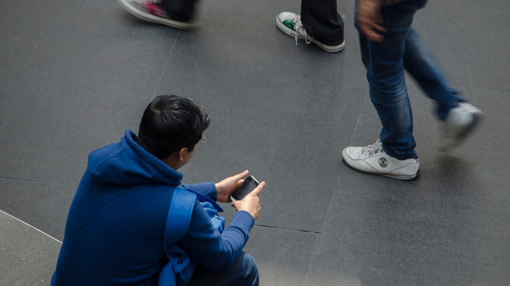 Usuario de internet en celular. Advertencia.