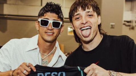 Alan Pulido presume foto con Peso Pluma; hasta le regaló una playera