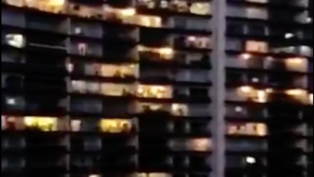 Vecinos cantan Cielito Lindo en Santa Fe.