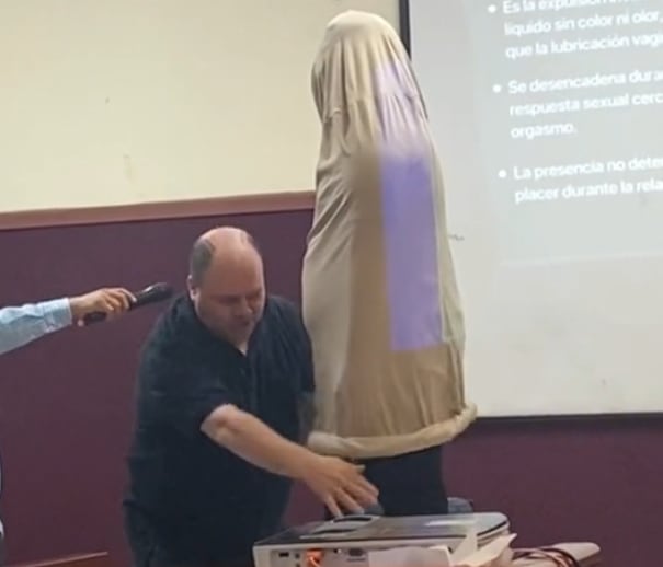 Alumno es utilizado para enseñar cómo se pone un condón