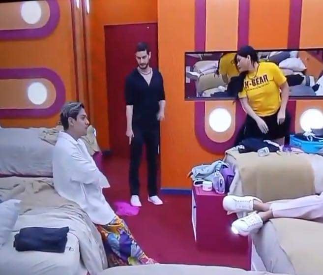 Gomita tira al piso el vestido que le había regalado Briggitte Bozzo