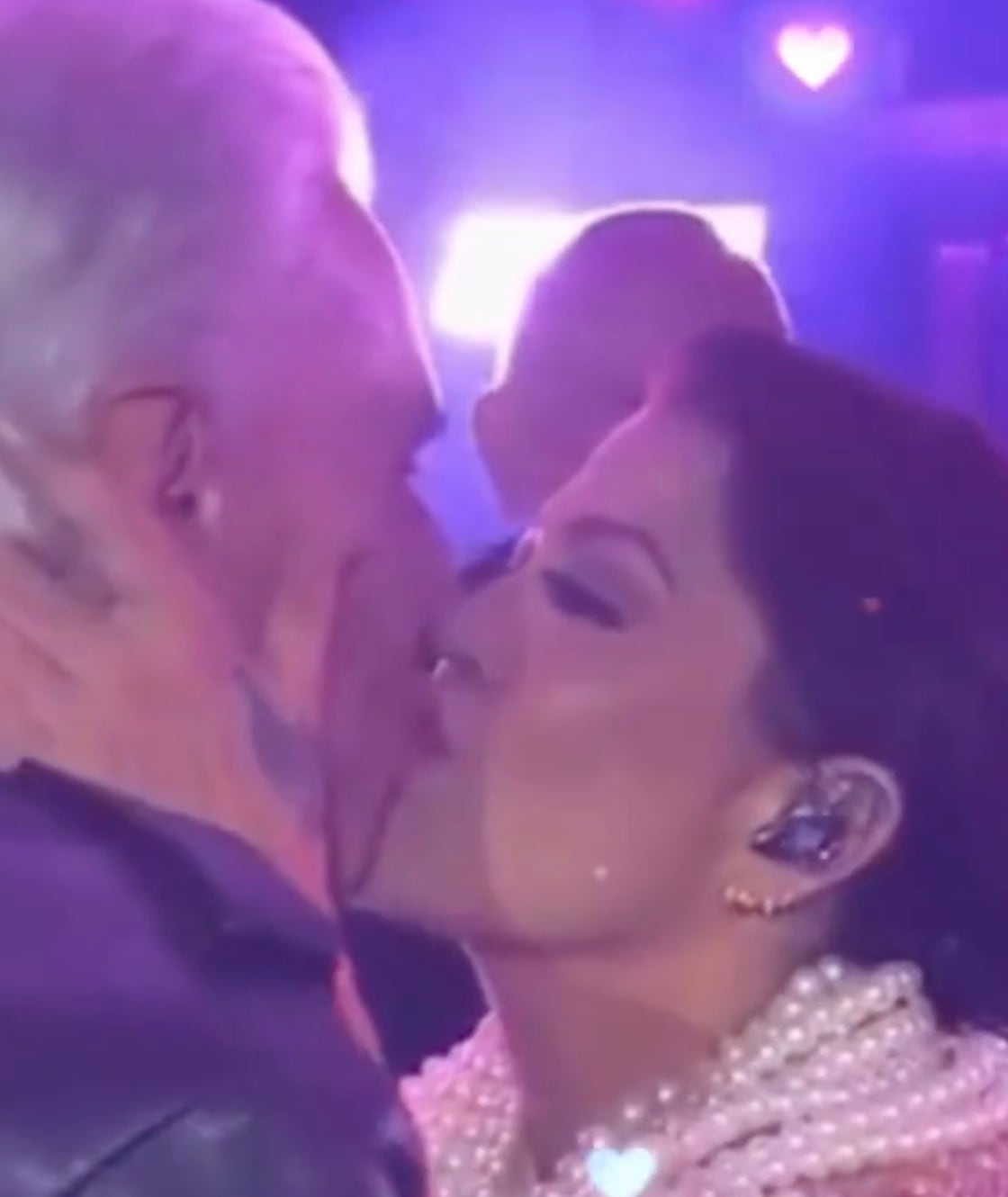Alejandra Guzmán besó a Enrique Guzmán en la boca
