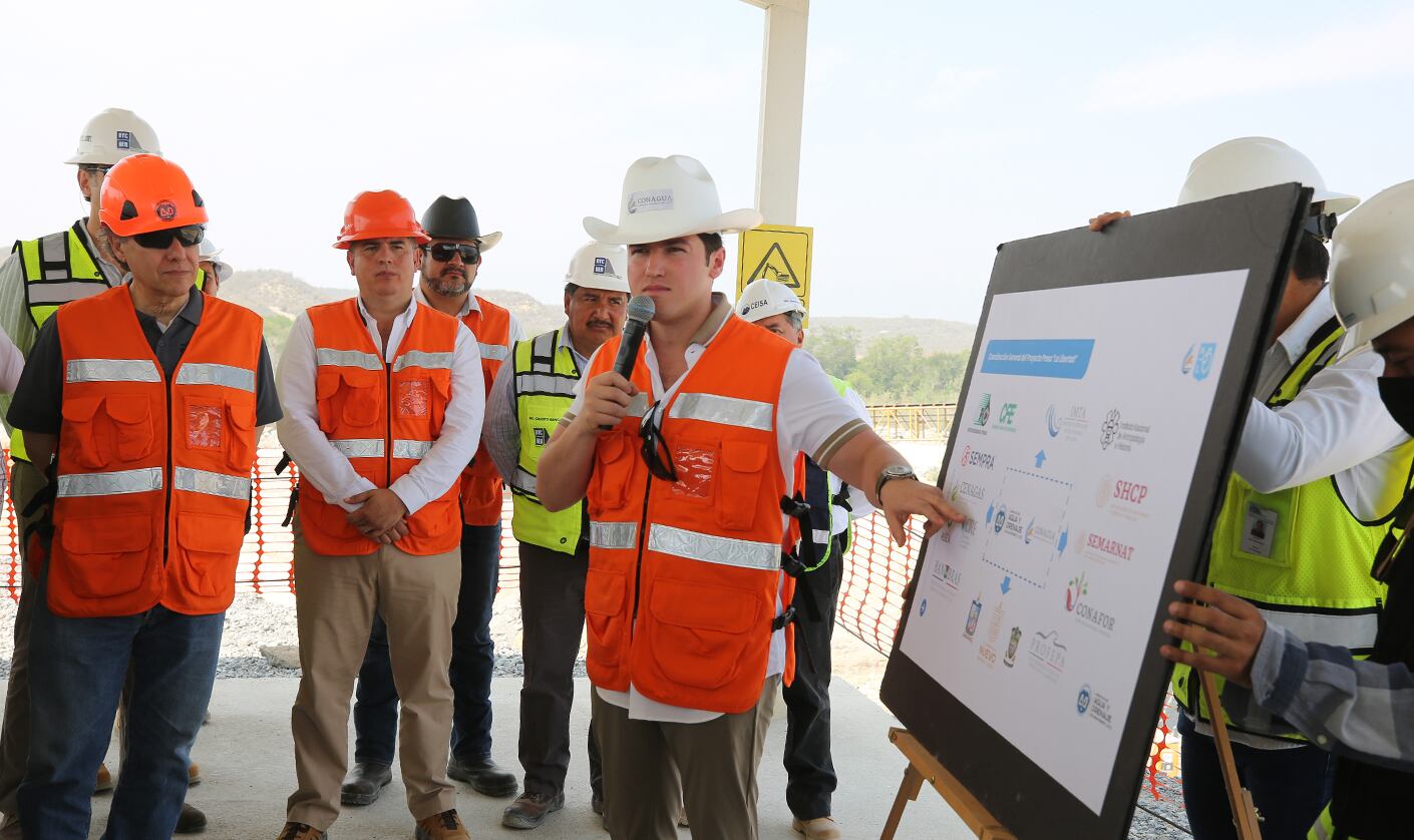 Samuel García supervisa obras de la Presa Libertad