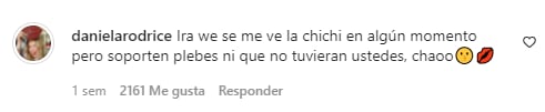 Daniela Rodrice descuidó su blusa y enseñó un seno; se burló de ella.