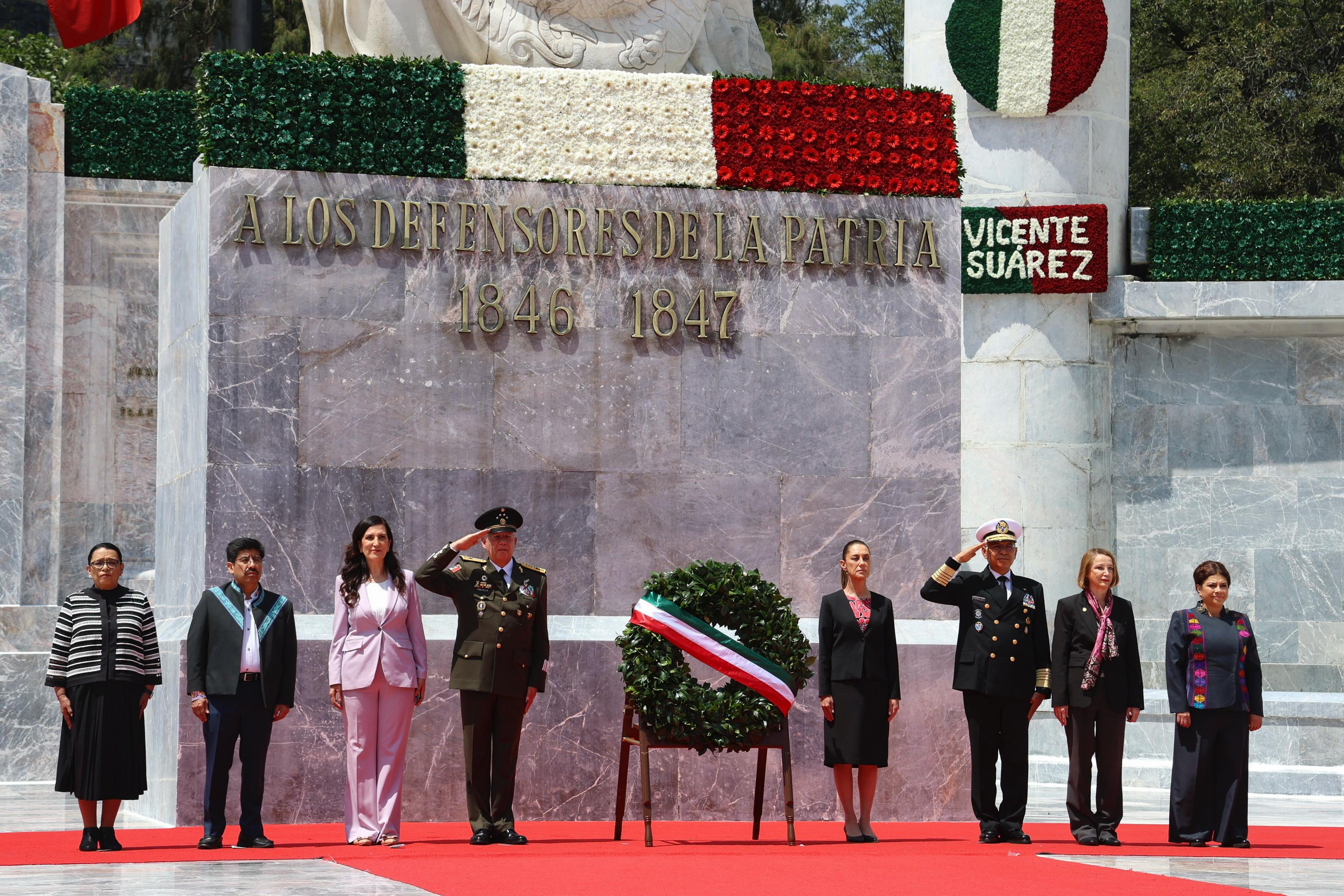 Foto plural de Kenia López Rabadán