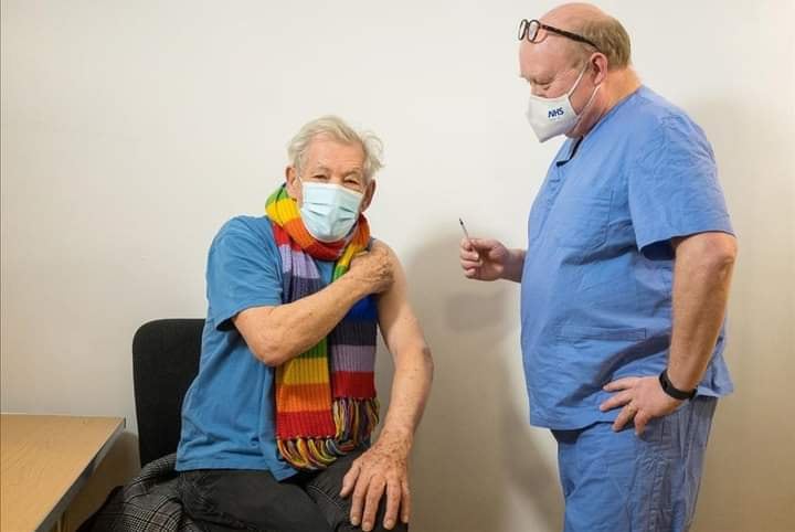 Ian McKellen recibiendo la vacuna