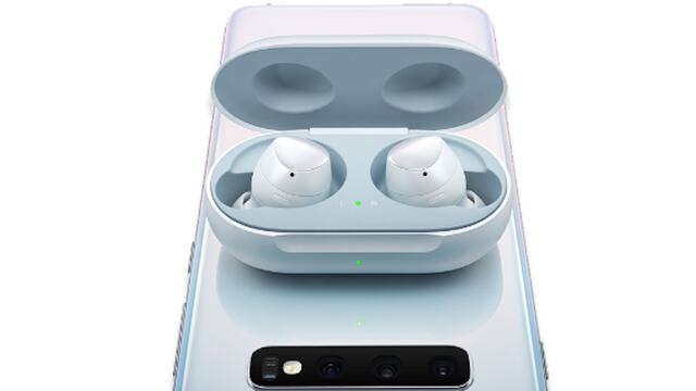 Los Galaxy Buds con el nuevo Galaxy S10+.