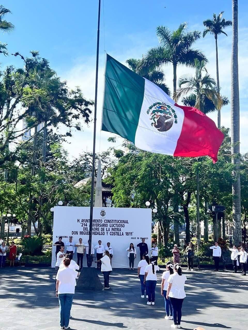 Colocan Bandera Nacional de México de cabeza en Córdoba, Veracruz