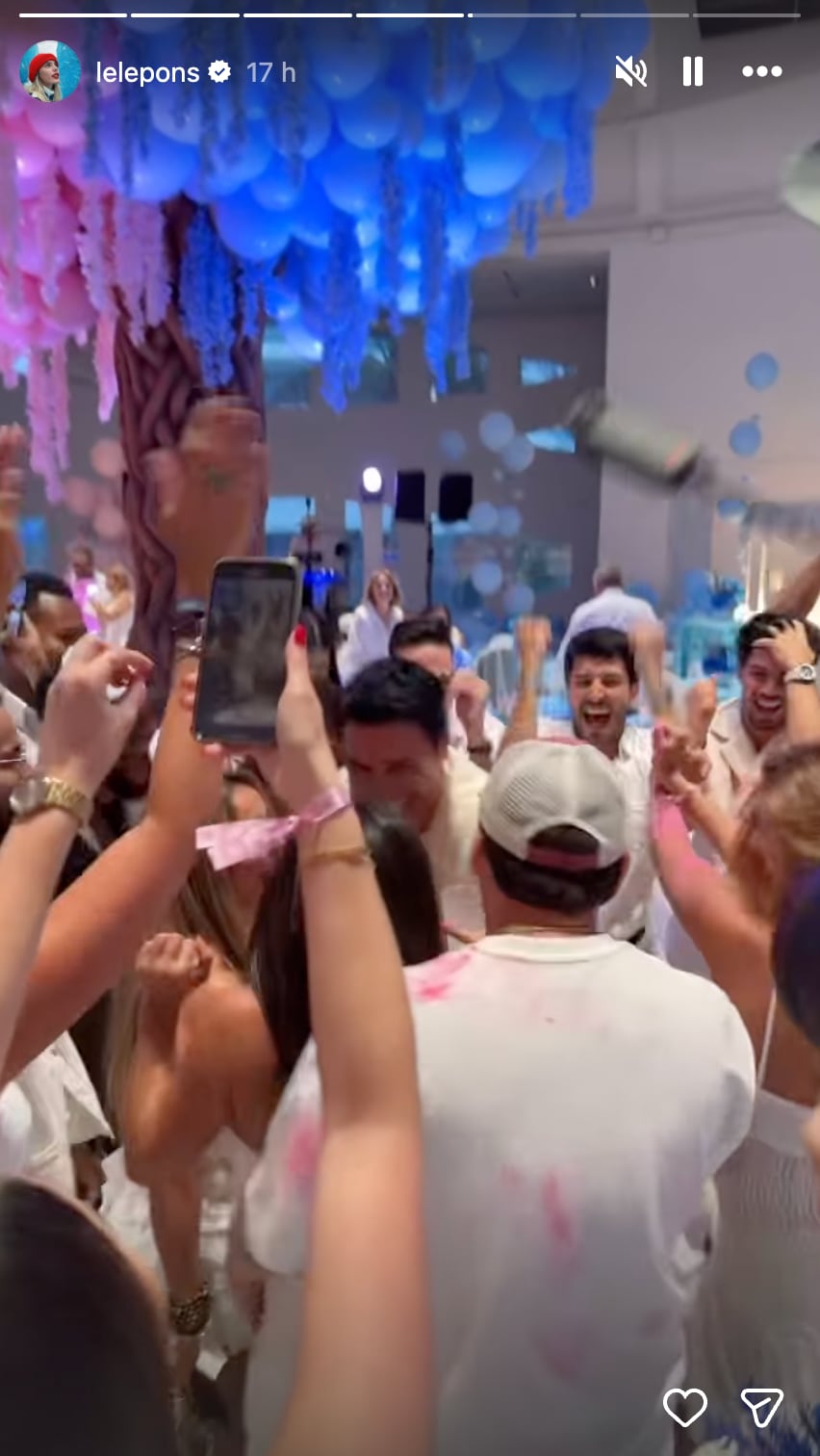 Chayanne bailó con los amigos de Lele Pons durante el gender reveal