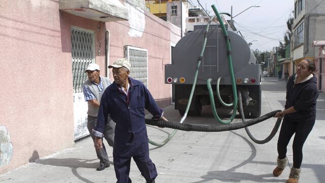 Pipas de agua. Altos precios por corte de agua.